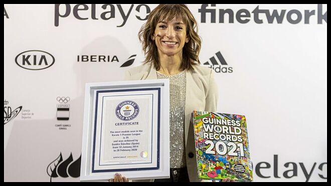 Sandra Sánchez posa con el diploma del Guinness