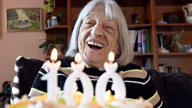 Agnes Keleti, celebrando su centenario.