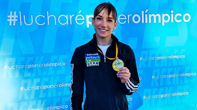 Sandra Sánchez muestra la medalla lograda en Alicante en la Liga Iberdrola.