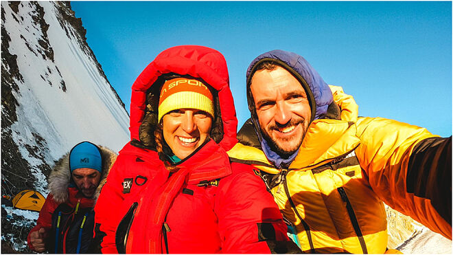 Tamara Lunger, junto a Juan Pablo Mohr, con Sergi Mingote, detrás, en el K2.