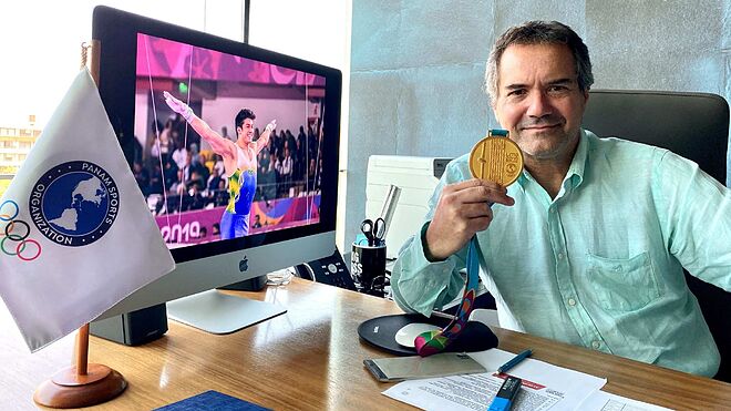 El presidente de la  Organización Deportiva Panamericana muestra con una de las replicas de las medallas robadas a Arthur Nory