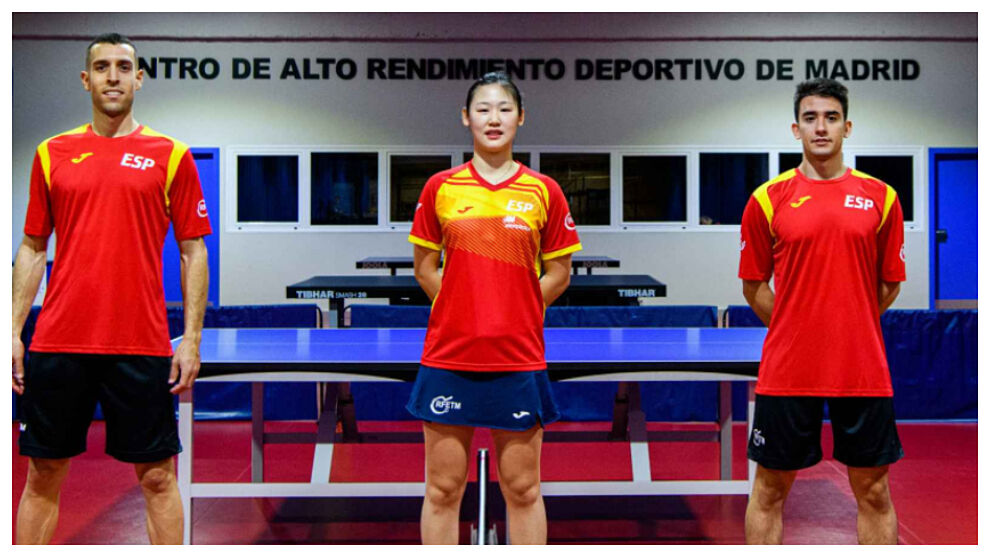 Los jugadores españoles lucen la nueva equipación de Joma.