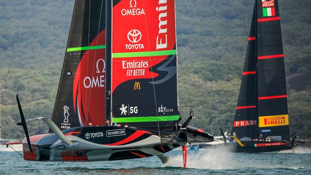 Emirates Team New Zealand y Luna Rossa, en aguas de Auckland.
