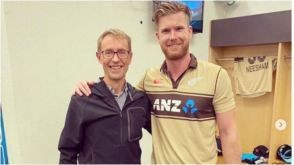 Ashley Bloomfield, junto a Jimmy Neesham, jugador de crícket de Nueva Zelanda.