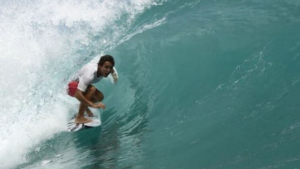 Pedro Tanaka haciendo surf.