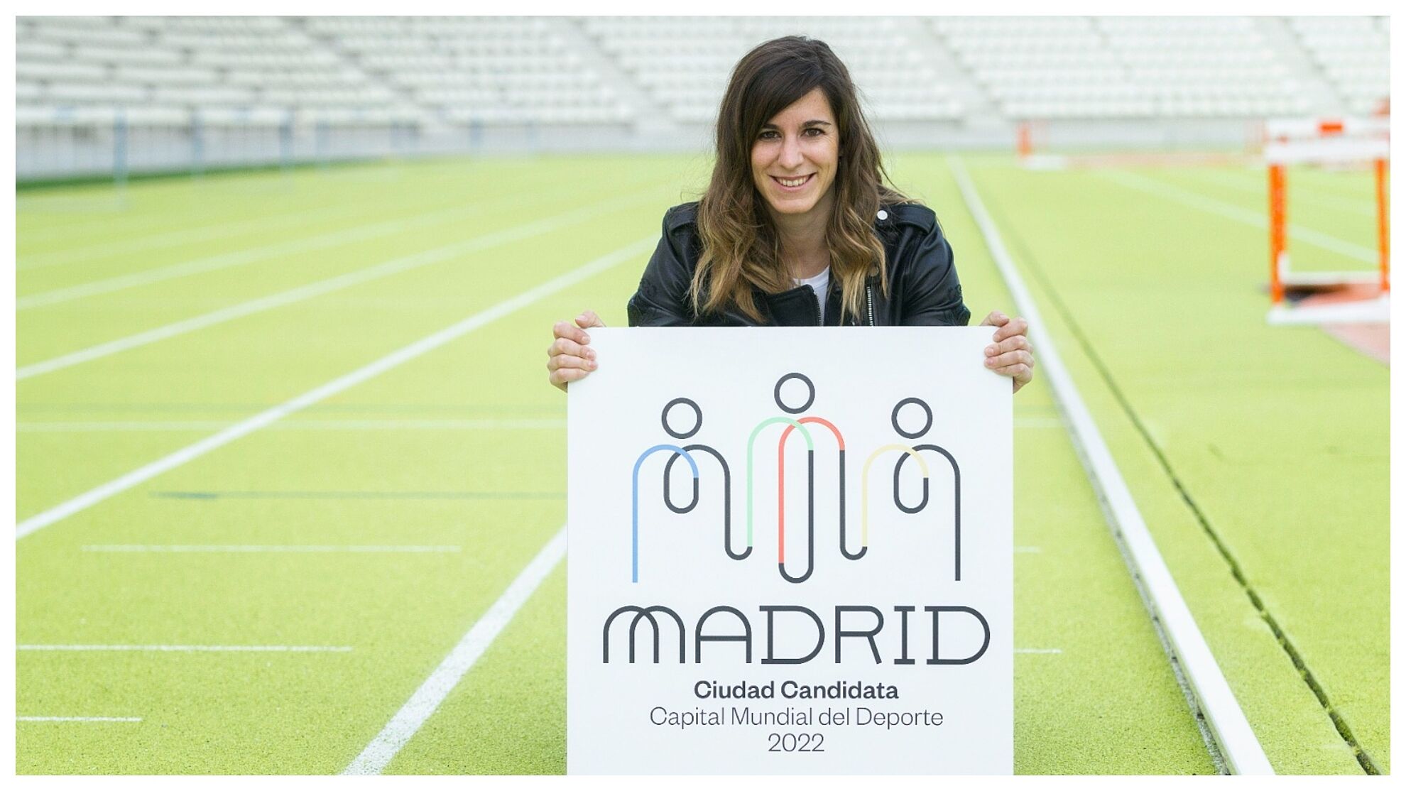 Sofía Miranda, titular del Área Delegada de Deporte, con el logo de la candidatura.