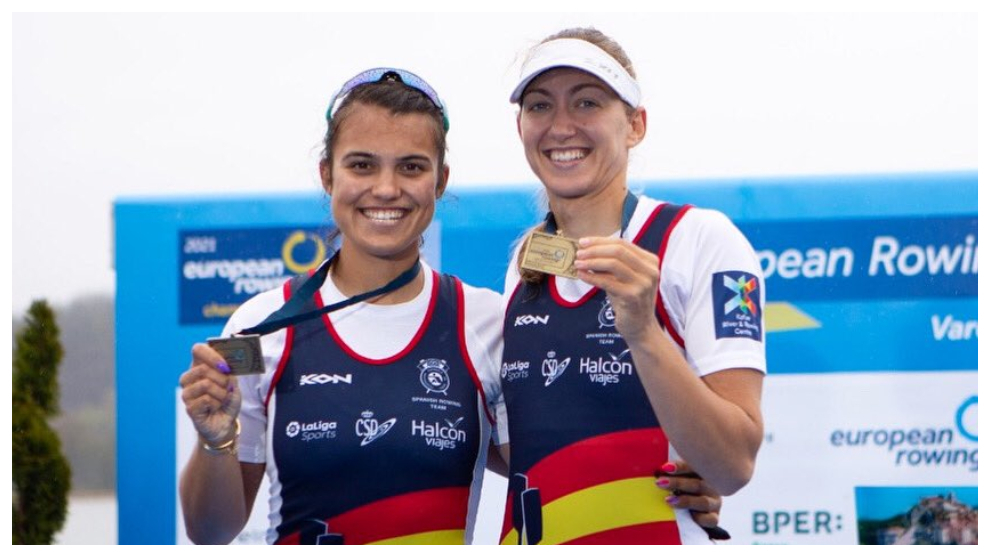 Aina Cid y Virginia Díaz posan sonrientes con sus medallas.