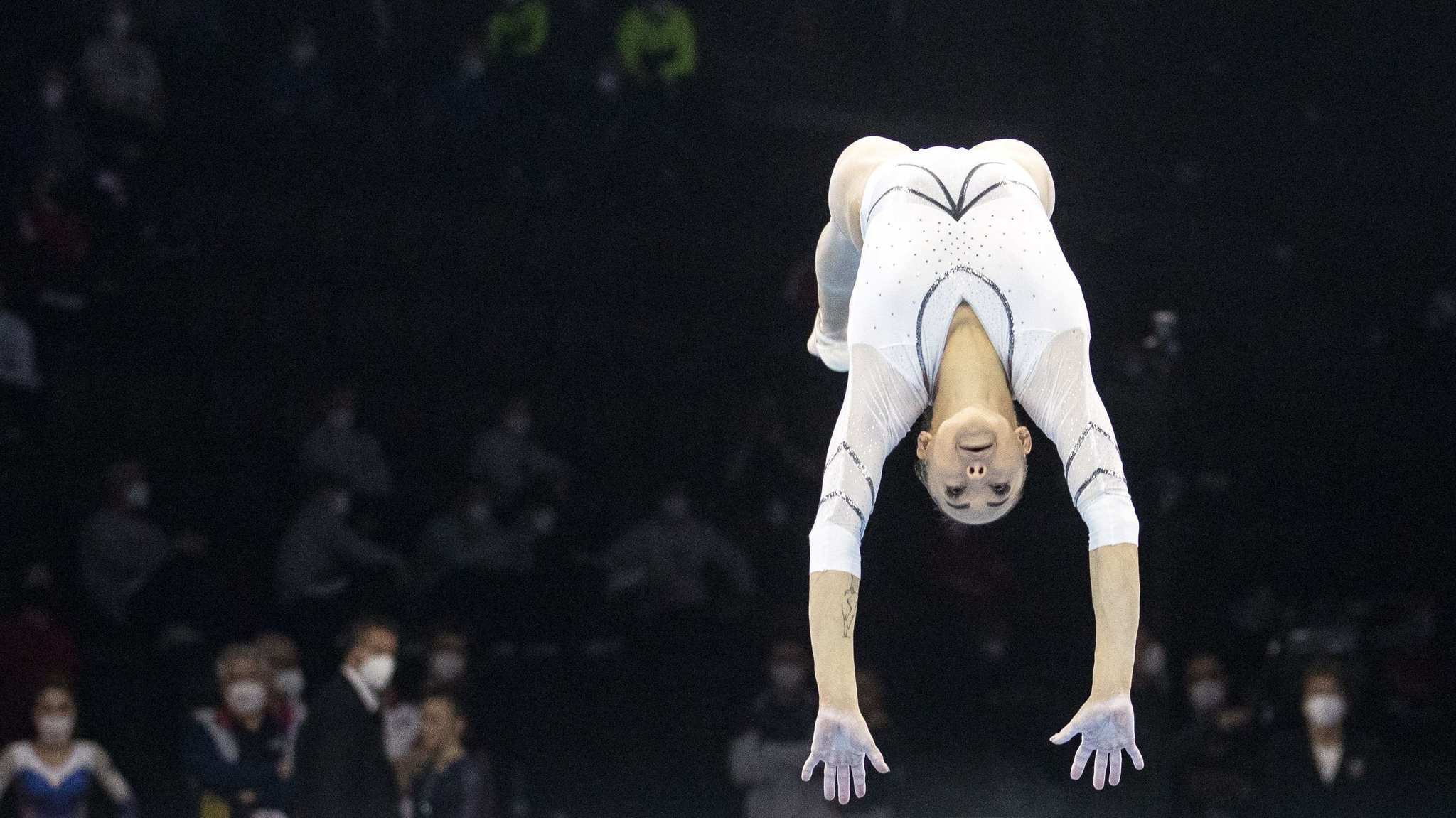 Larisa Iordache, en una diagonal acrobática en el suelo durante los Europeos