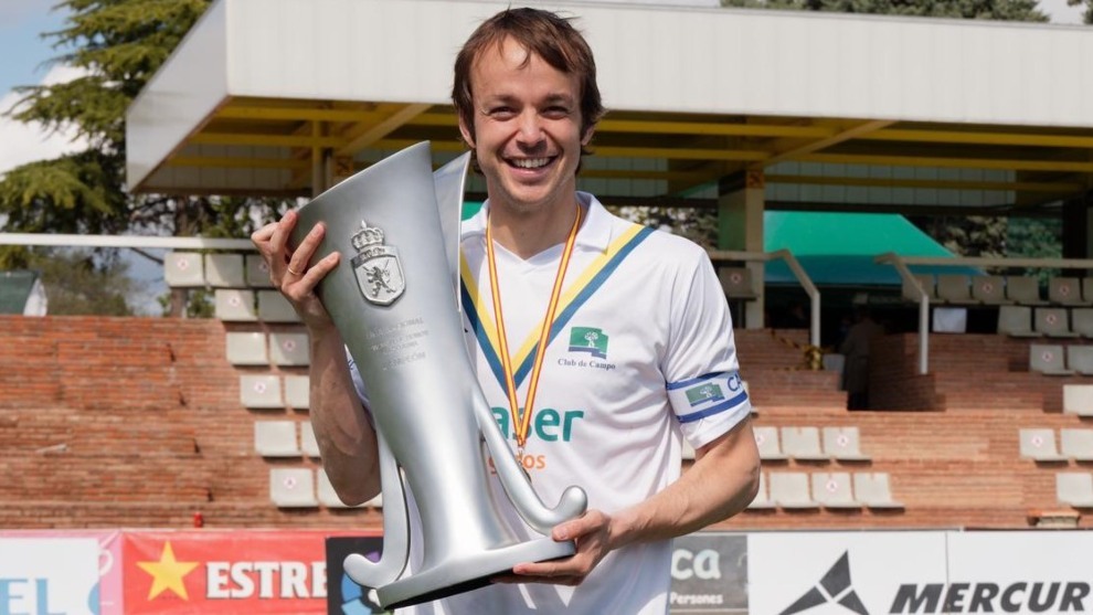 Bosco Pérez-Pla con la Copa de campeón de Liga, la primera del Club de Campo masculino.