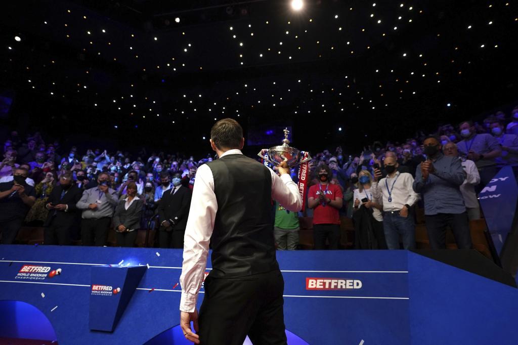 Mark Selby es aplaudido por los aficionados tras ganar el World Snooker Championships en el Crucible Theatre de Sheffield.