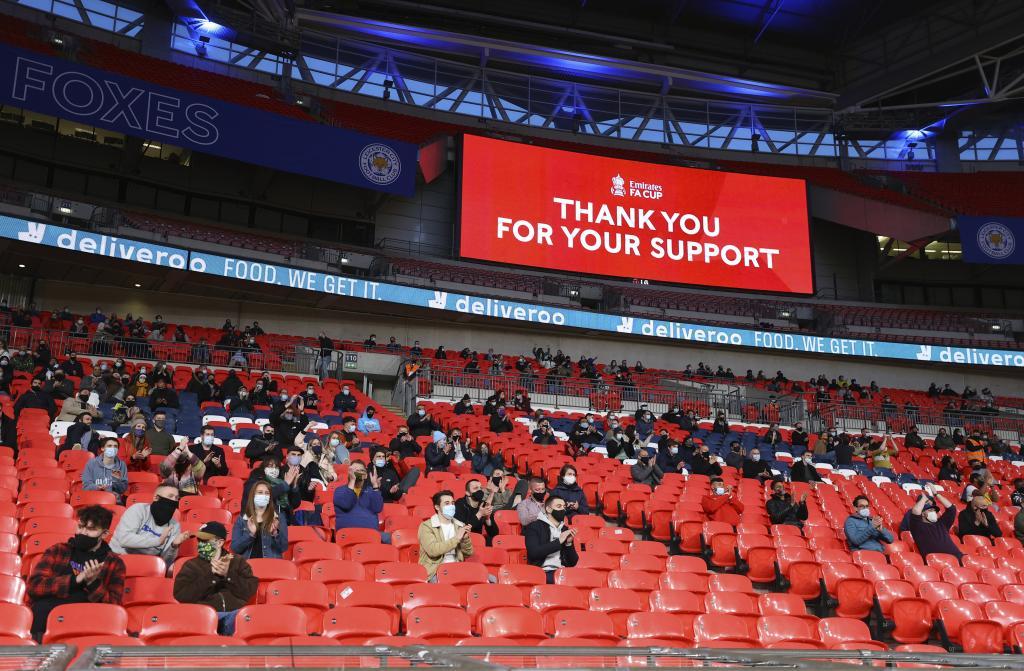 Fans viendo la semifinal de la FA Cup entre Leicester City y Southampton en el Wembley Stadium.