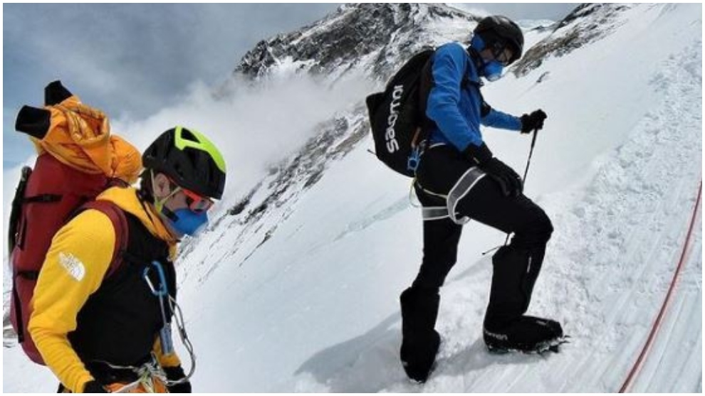 David Goettler y Kilian Jornet, en el Everest.