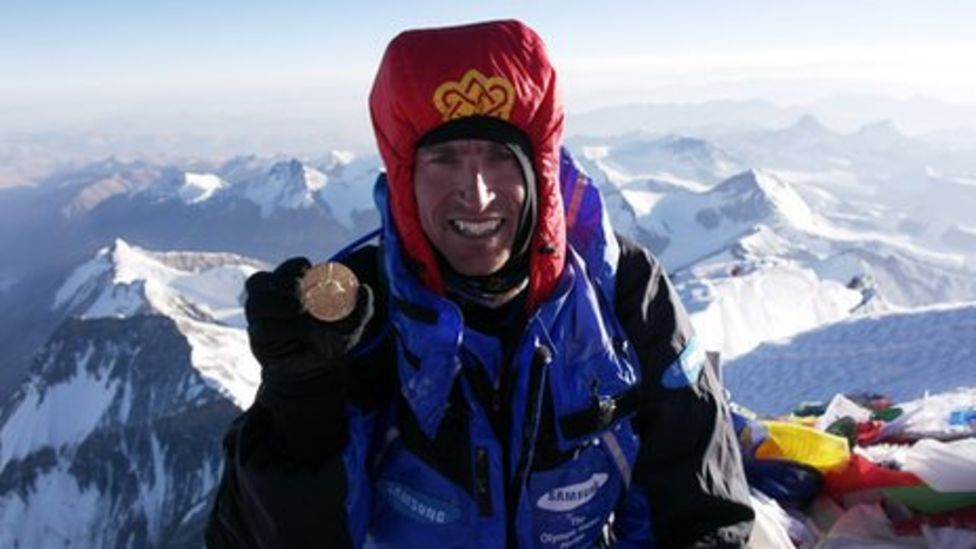 Kenton Cool, con la medalla en el Everest.