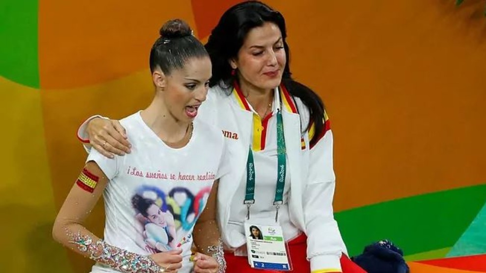 La entrenadora Ruth Fernández con Carolina Rodrñíguez en los Juegos de Rio 2016.