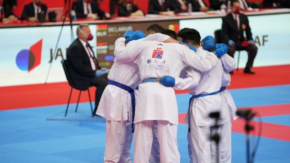El equipo español masculino de kumite celebra que luchará por el bronce.
