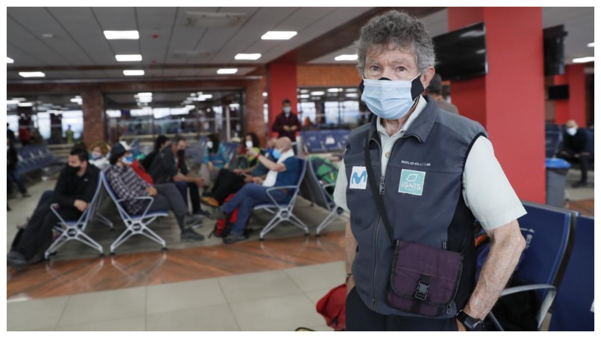 Carlos Soria en la sala de embarque del aeropuerto de Katmandú, antes de partir hacia España.