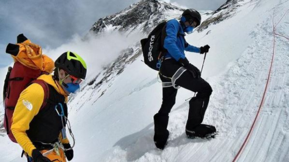 David Goettler y Kilian Jornet, en el Everest.