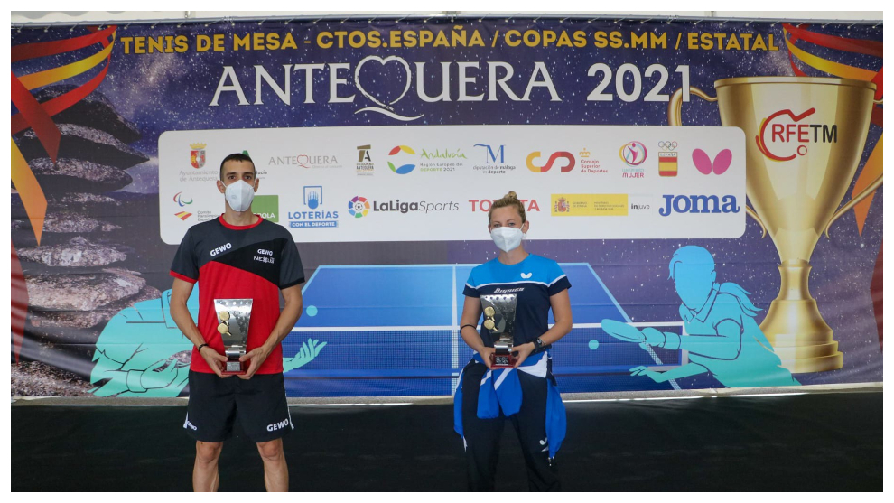 Galia Dvorak y Álvaro Robles con sus trofeos.