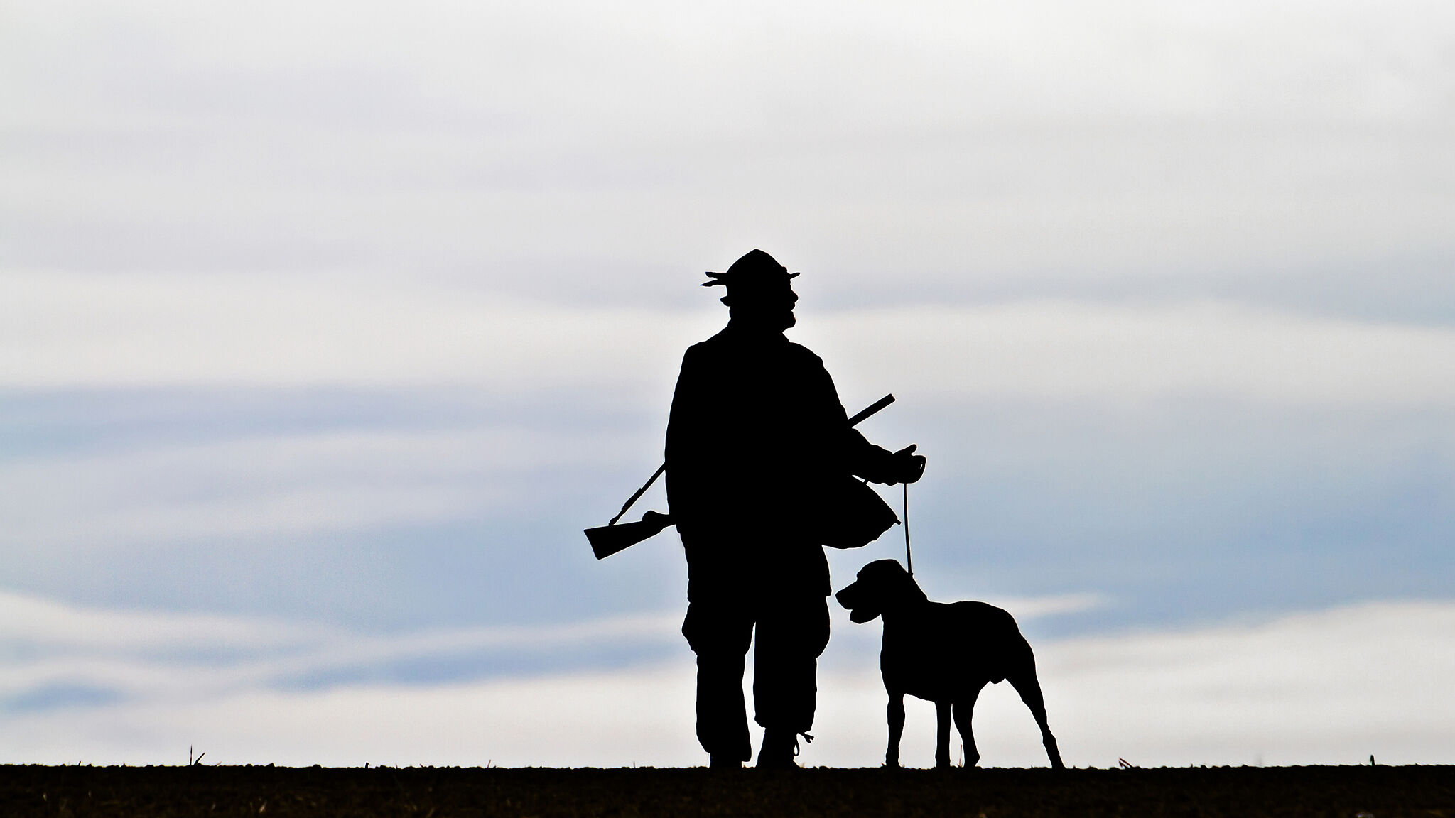Un cazador y su perro durante una jornada cinegética