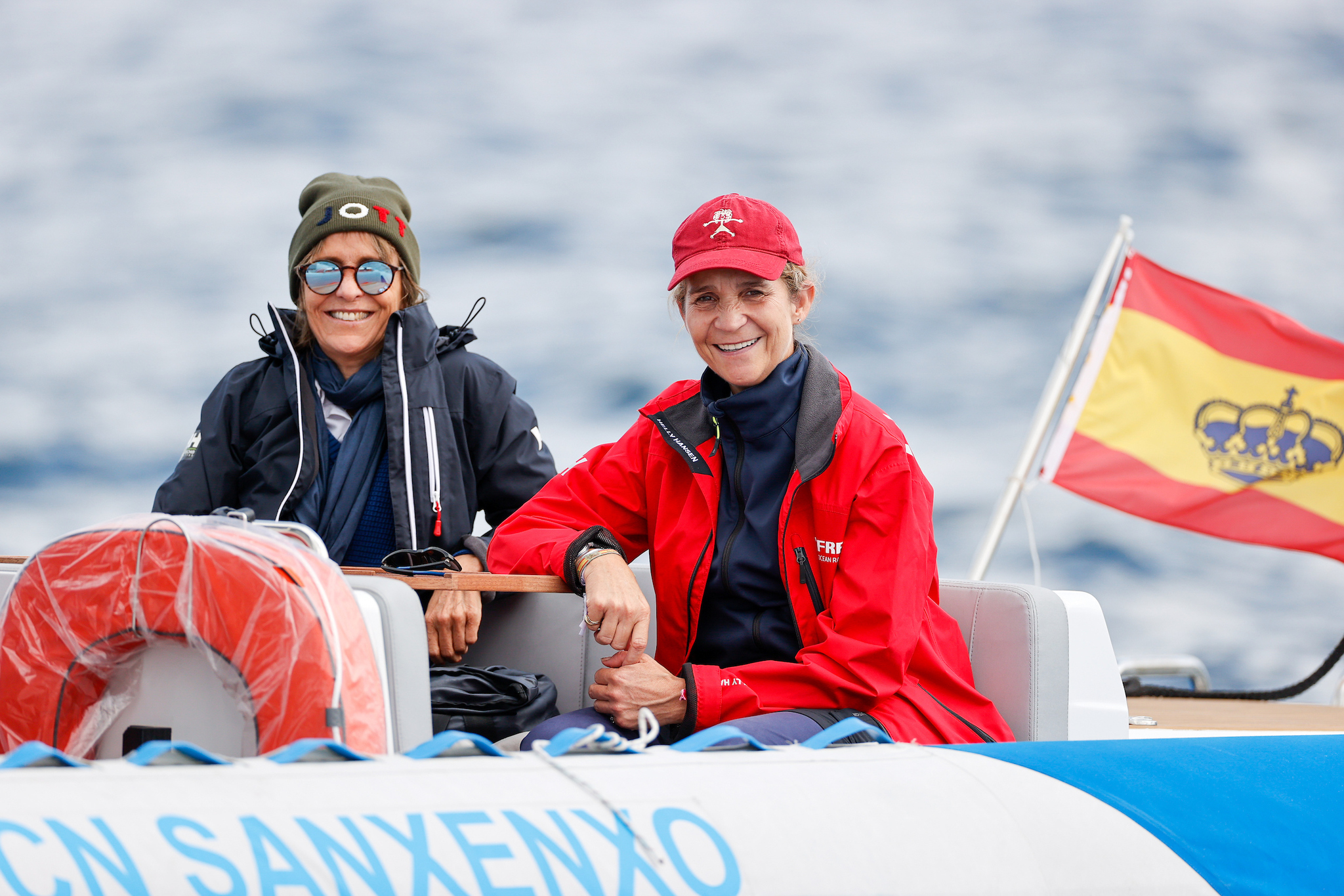 La Infanta doña Elena a bordo de una de las neumáticas del RCNS, hoy durante la segunda jornada de regatas en Sanxenxo.