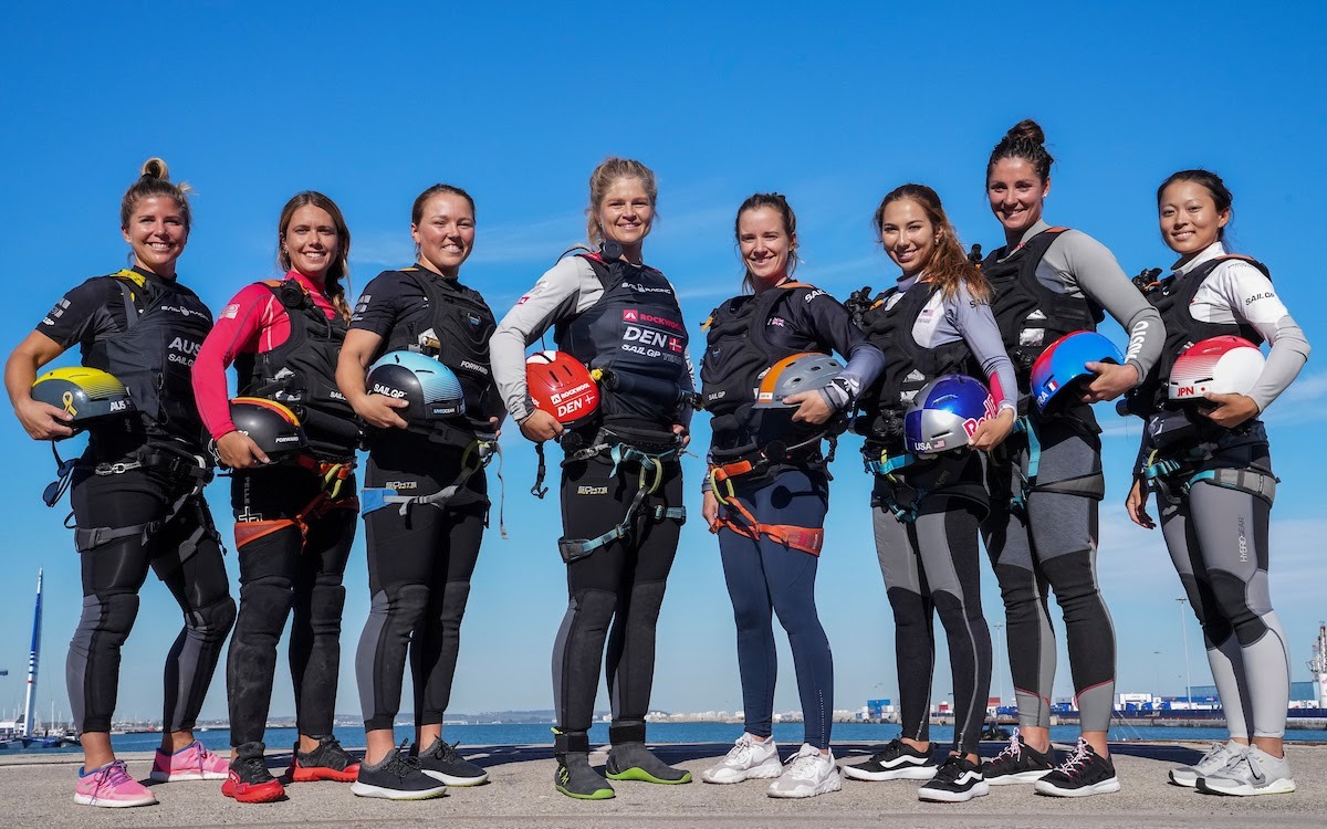 Las tripulantes femeninas de los ocho equipos participantes que se estrenarán en Cádiz.