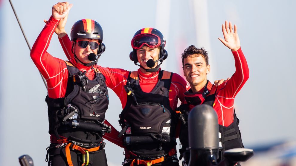 Joan Cardona, Florian Trittel y Jordi Xammar celebran el triunfo en Cádiz.