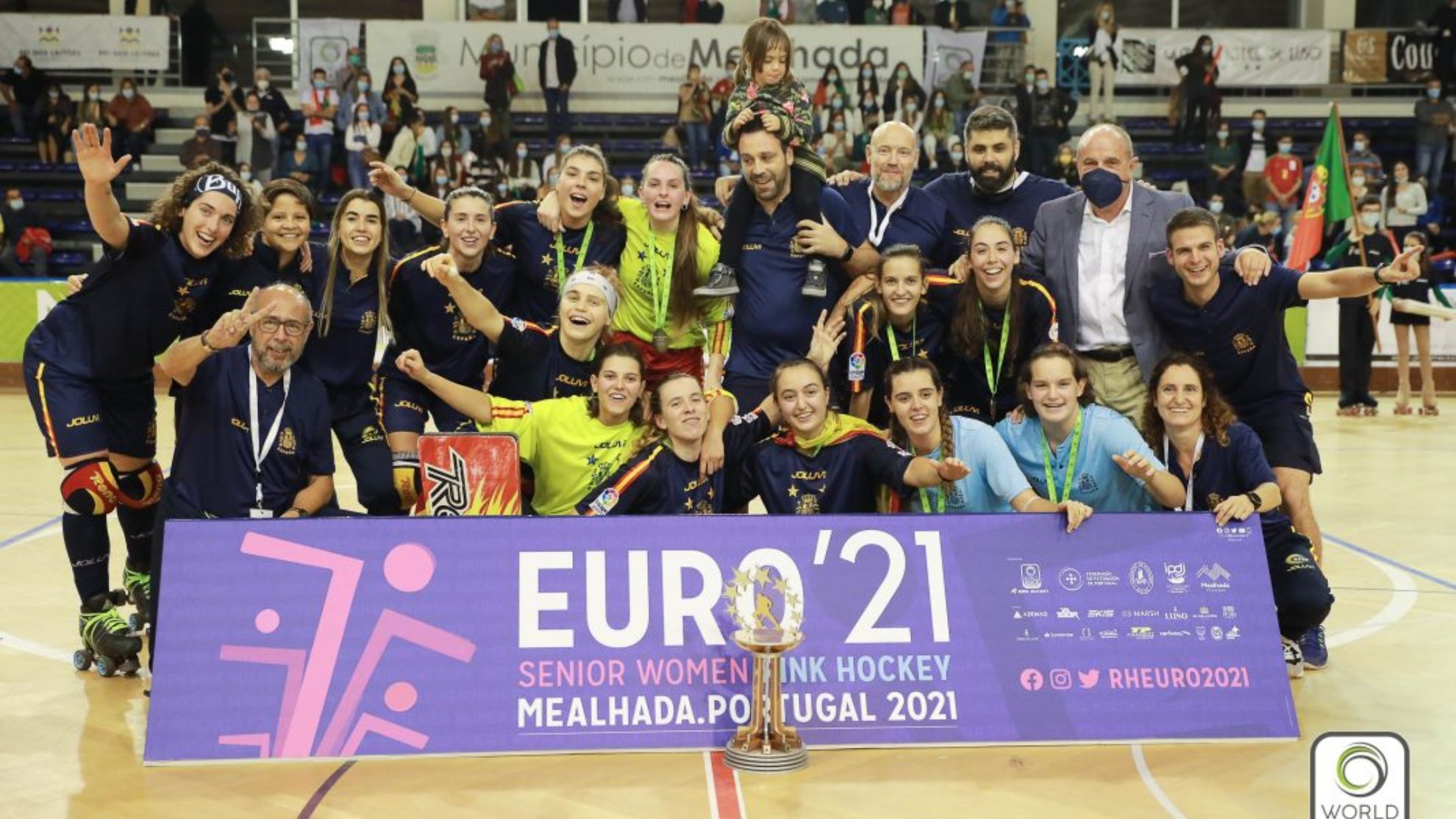 Las jugadoras de la selección española celebran su sexto título europeo seguido.