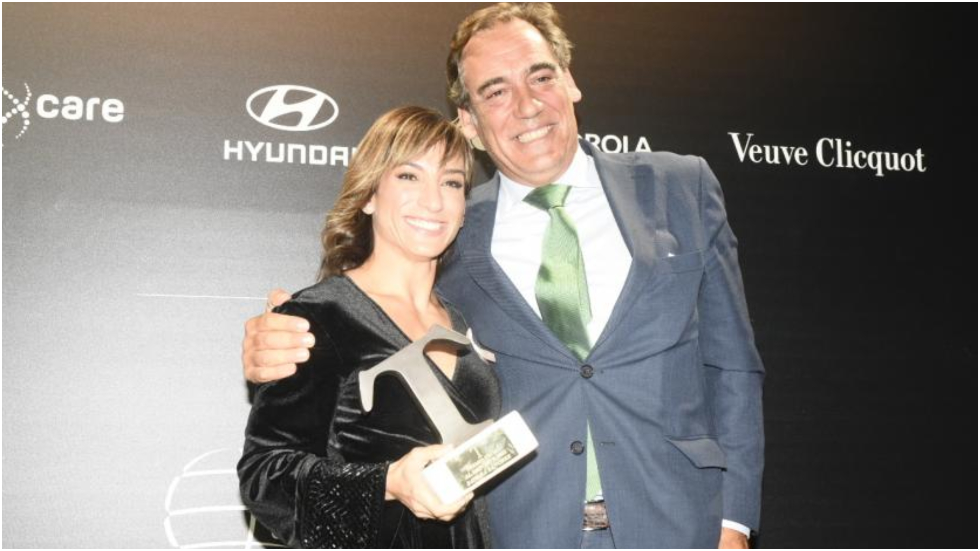 Sandra Sánchez, con la T de Telva, con Juan Luis Aguirrezabal (director de patrocinios Iberdrola).