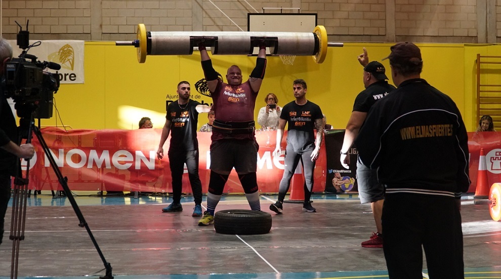 Daniel Aroca, con el cilindro de 109 kg