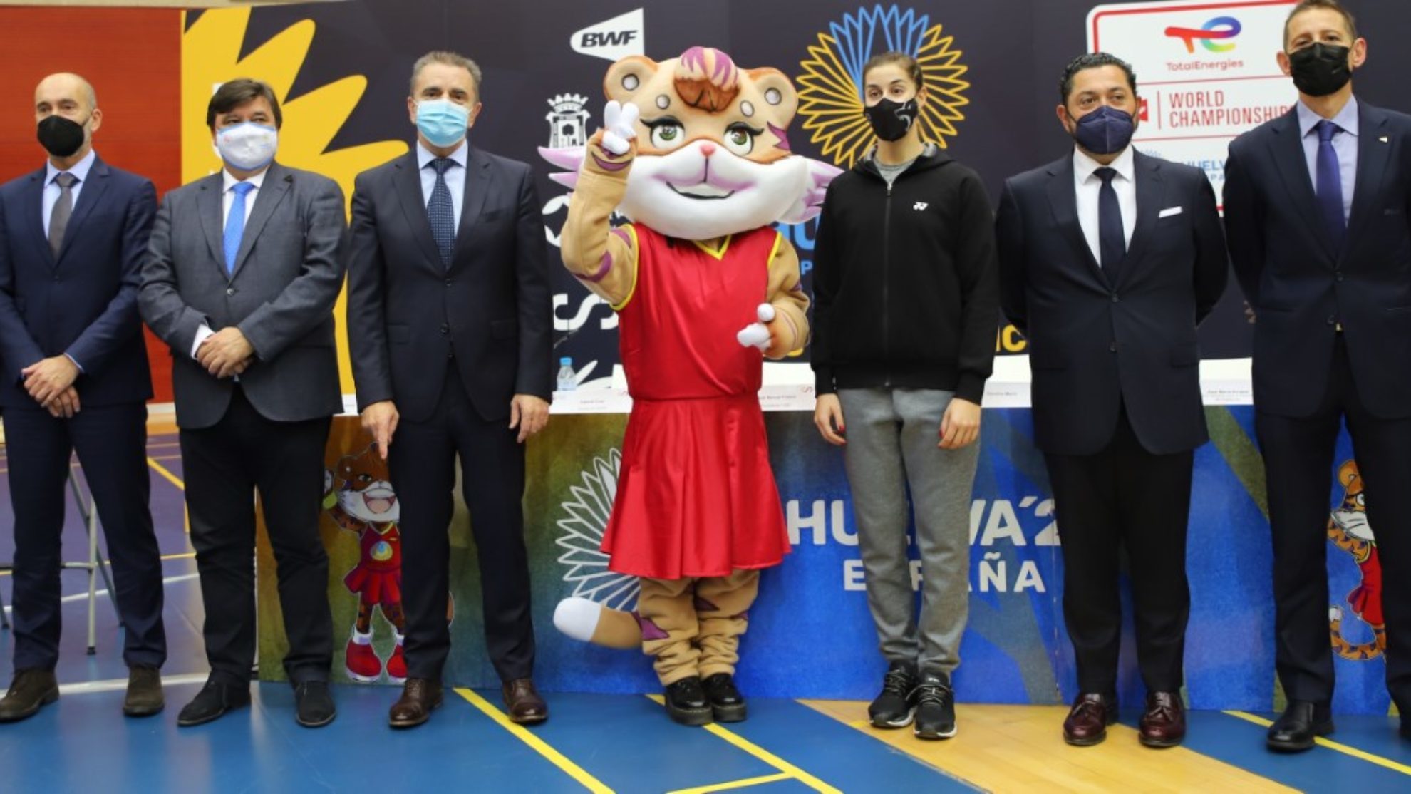 Azurmendi, Cruz, Franco, la mascota, Carolina Marín, Arrabal y Cabello.