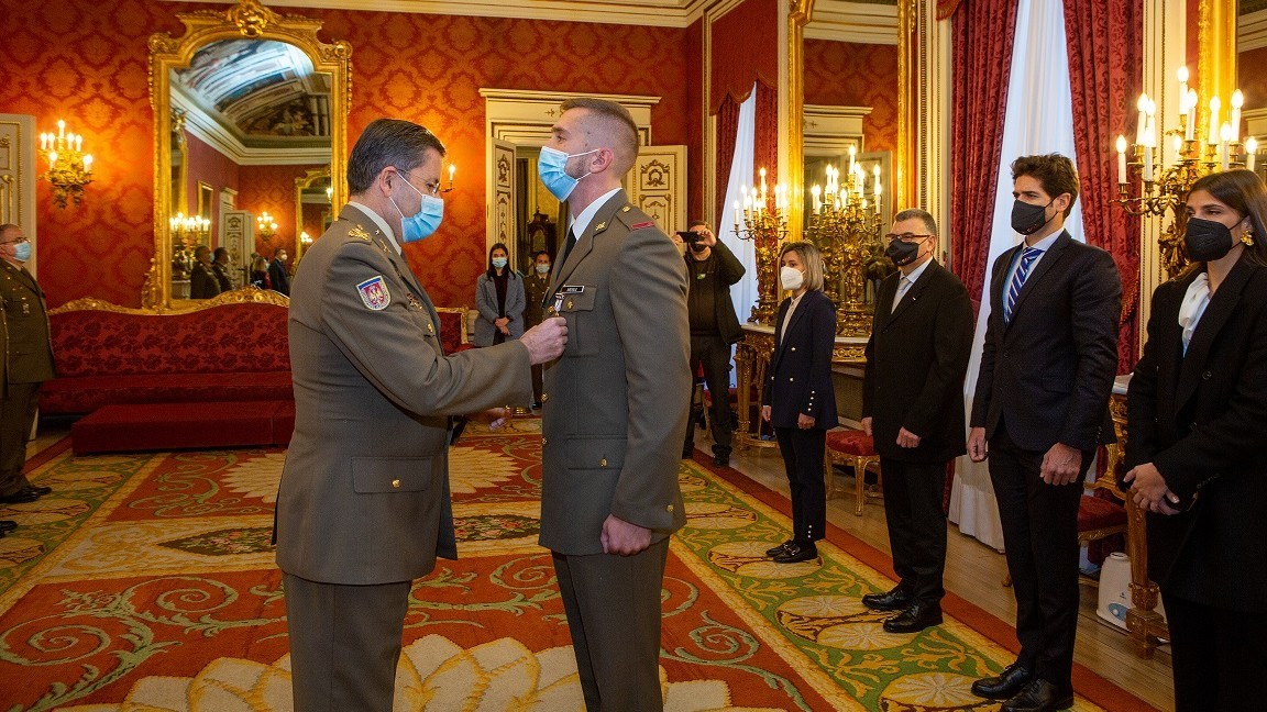Cruz del Mérito Militar a Carlos Arévalo por la medalla del K-4 de Río