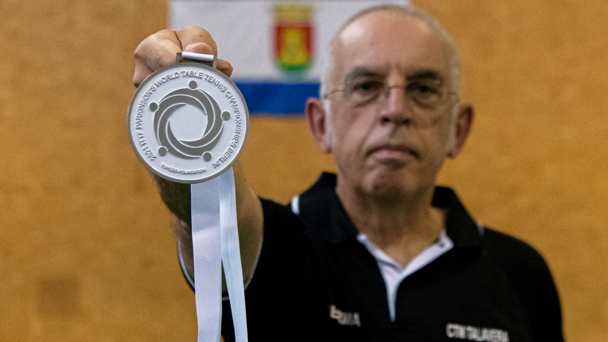 Javier Pérez de Albéniz muestra la plata mundial.