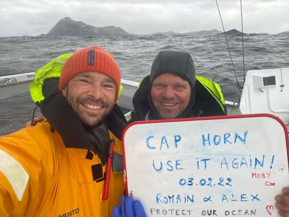 Romain Pilliard y Álex Pella posan tras superar en Cabo de Hornos.