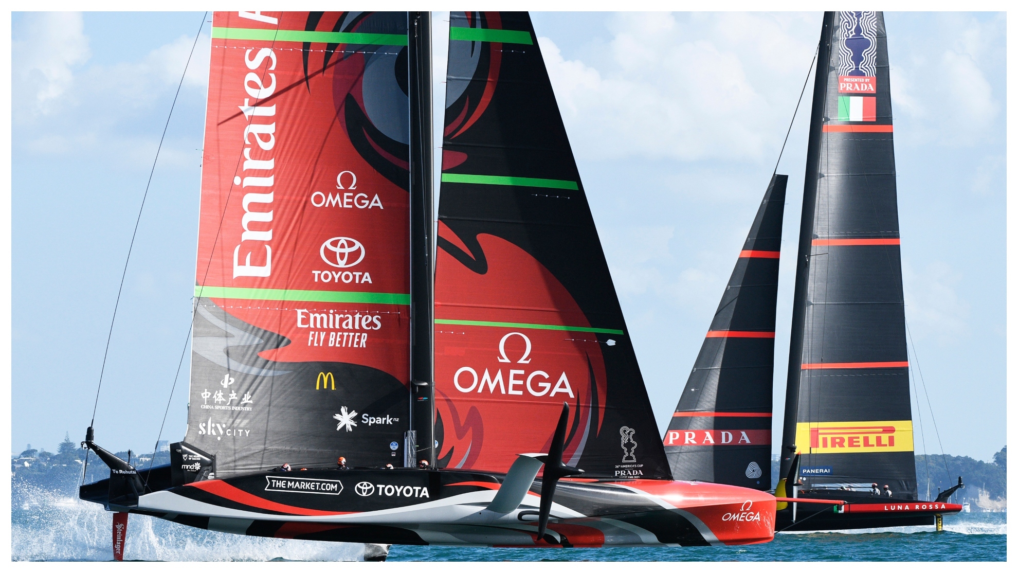 El Emirates Team New Zealand y el Luna Rossa en la décima y última regata de la edición del año pasado.