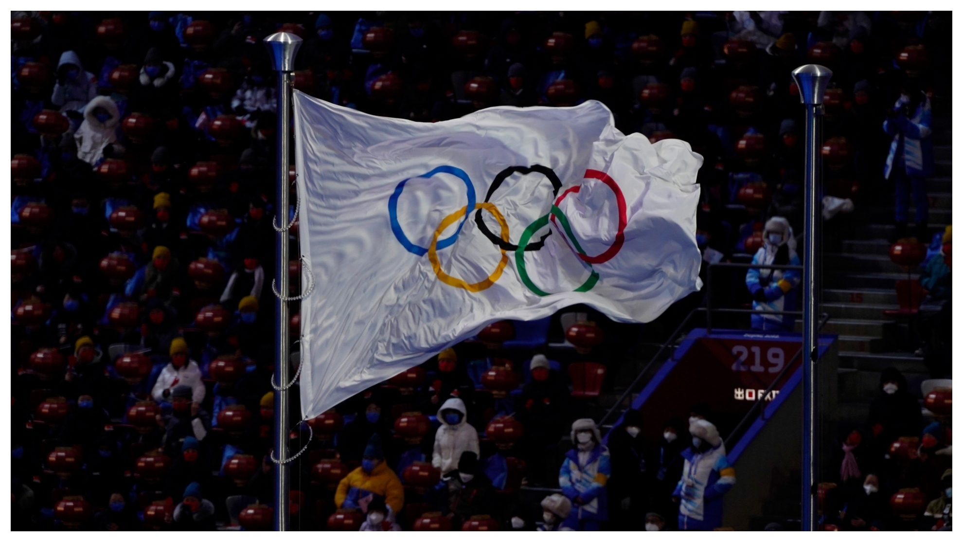 La bandera olímpica ondea al viento durante la ceremonia de apertura de los Juegos de Pekín.