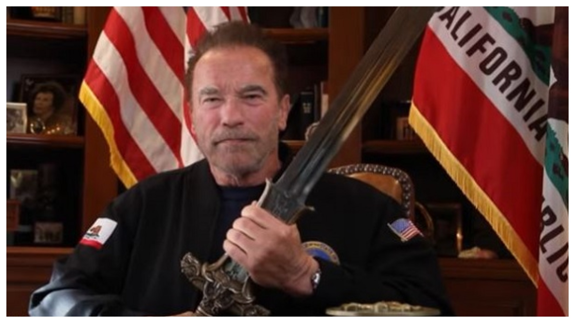 Arnold Schwarzenegger con la espada de Conan.