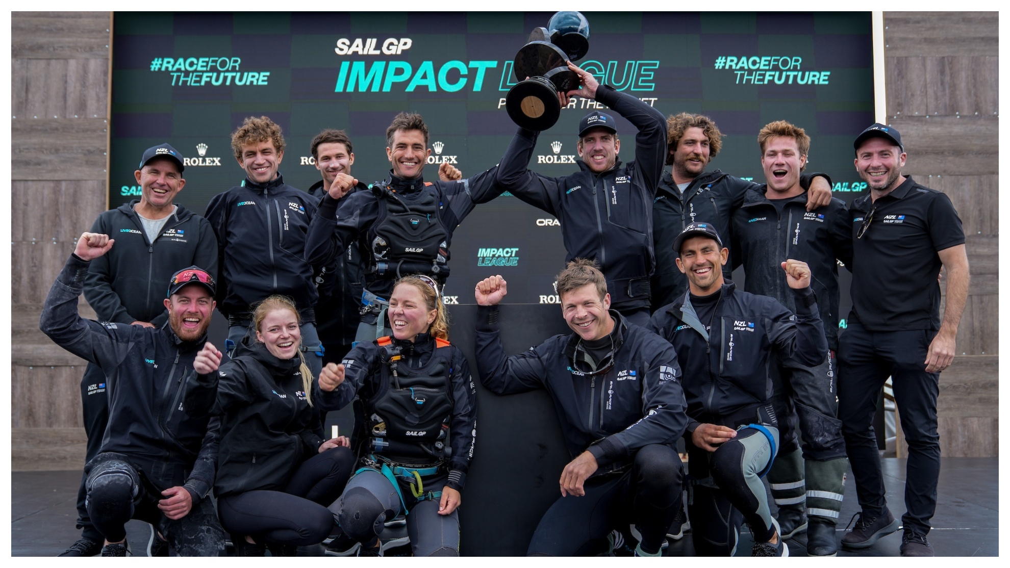 El equipo de Nueva Zelanda de SailGP recoge el trofeo de campeón de la Impact League
