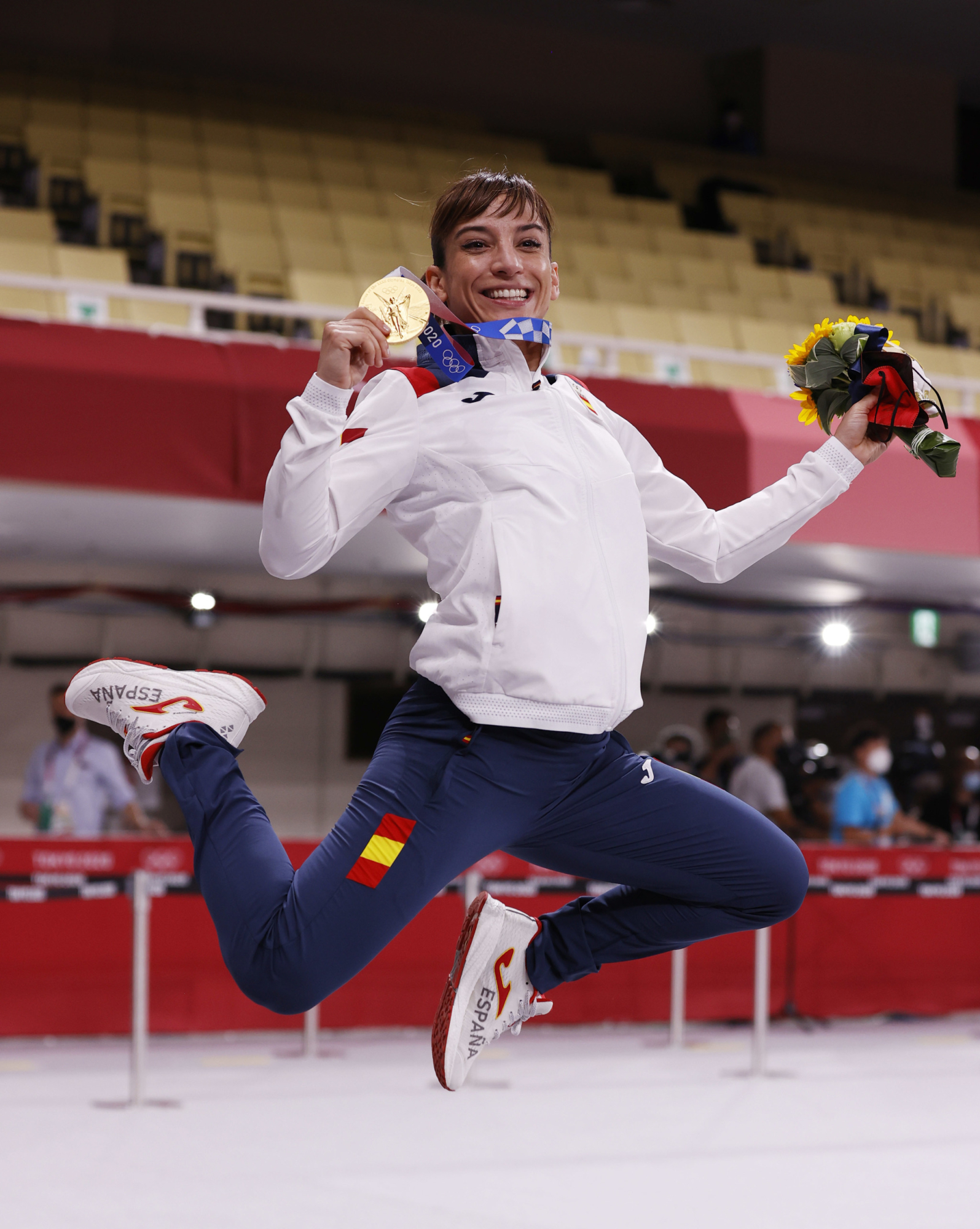 Sandra Sánchez celebra el oro olímpico en Tokio.
