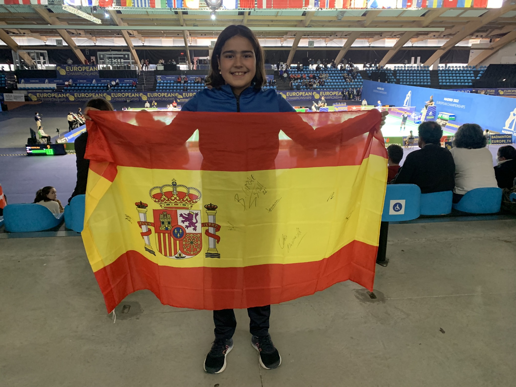 Lucía Bermejo con una bandera de España firmada por jugadores españoles.