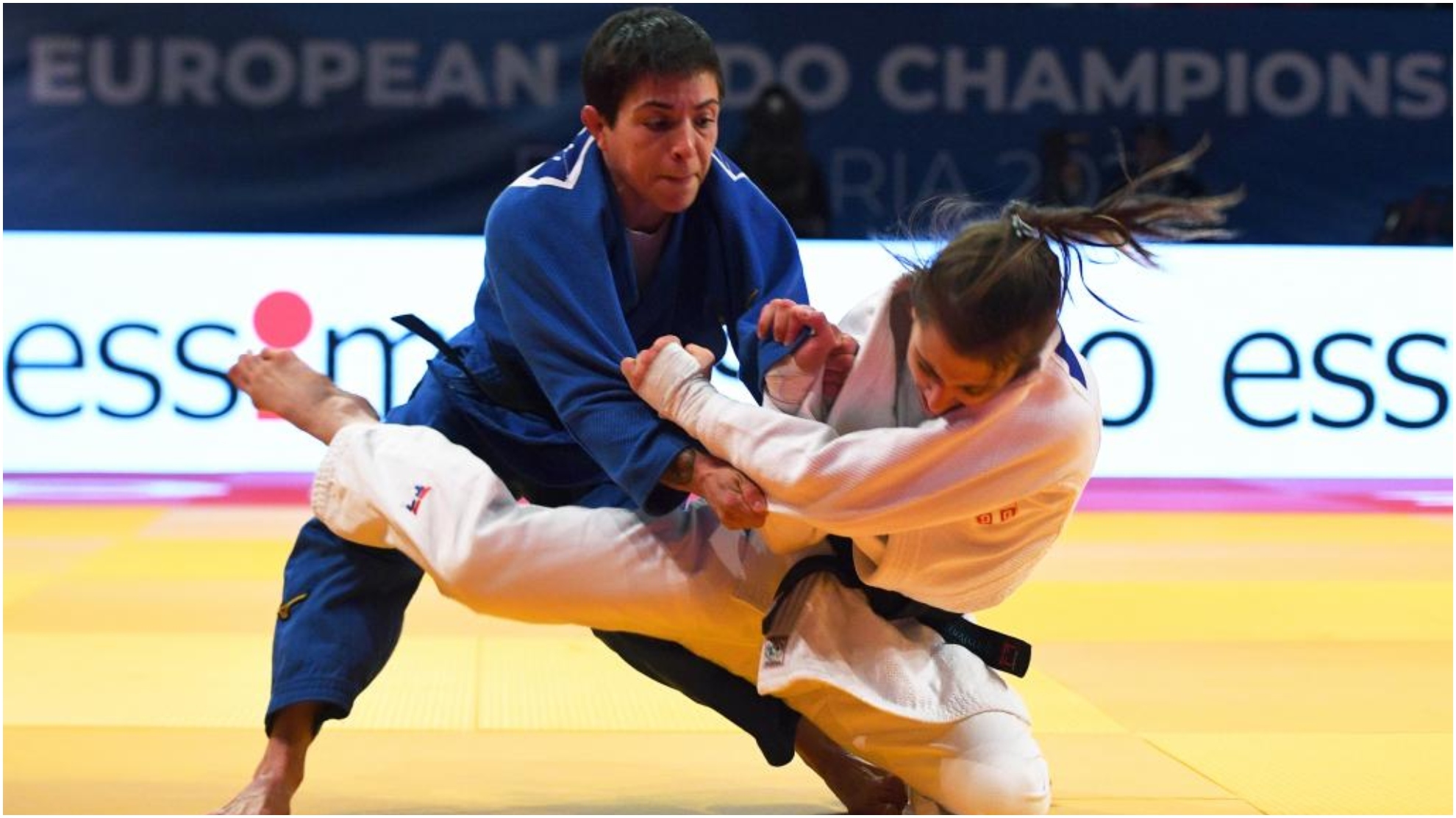 Julia Figueroa, de azul, en su combate por el bronce ante Nikolic.