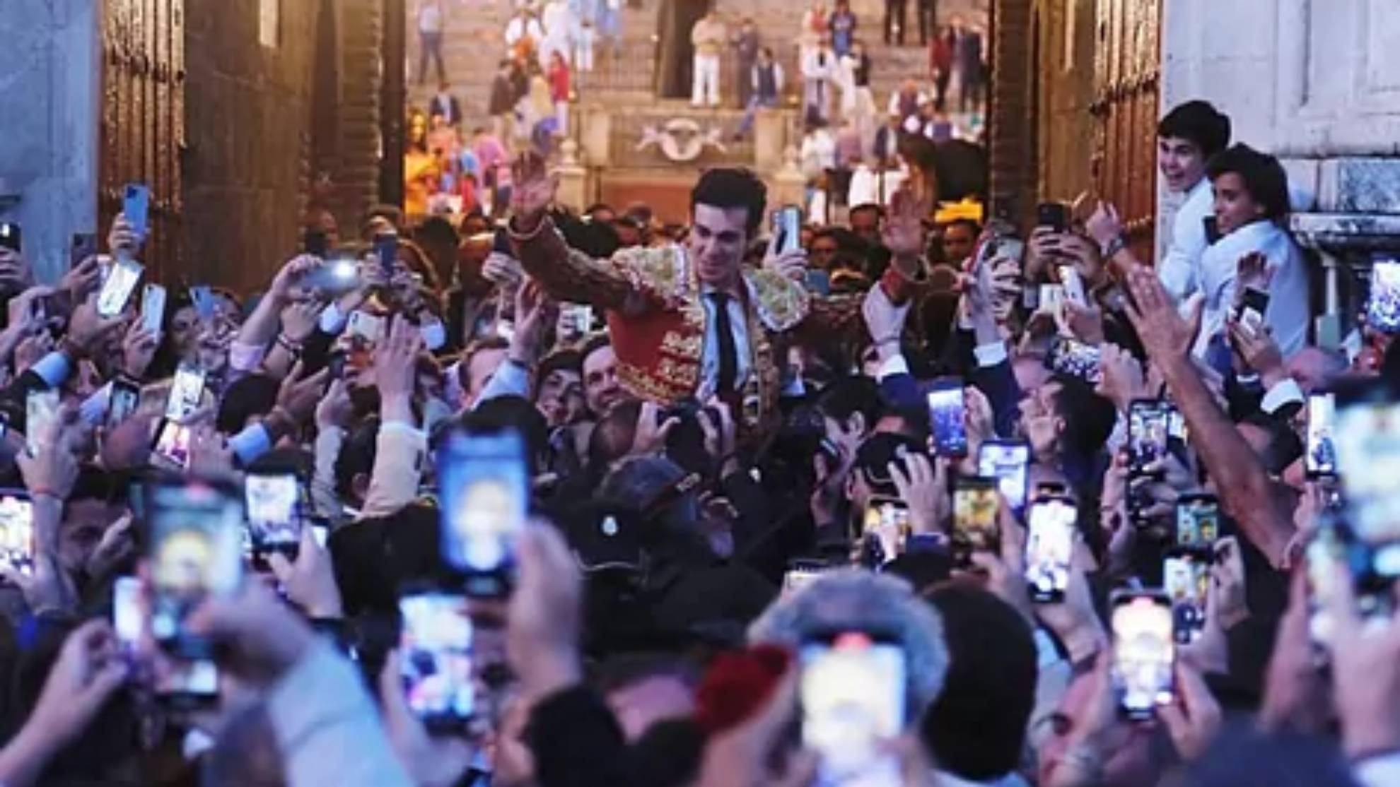 Tomás Rufo atraviesa la Puerta del Príncipe en hombros de los aficionados.