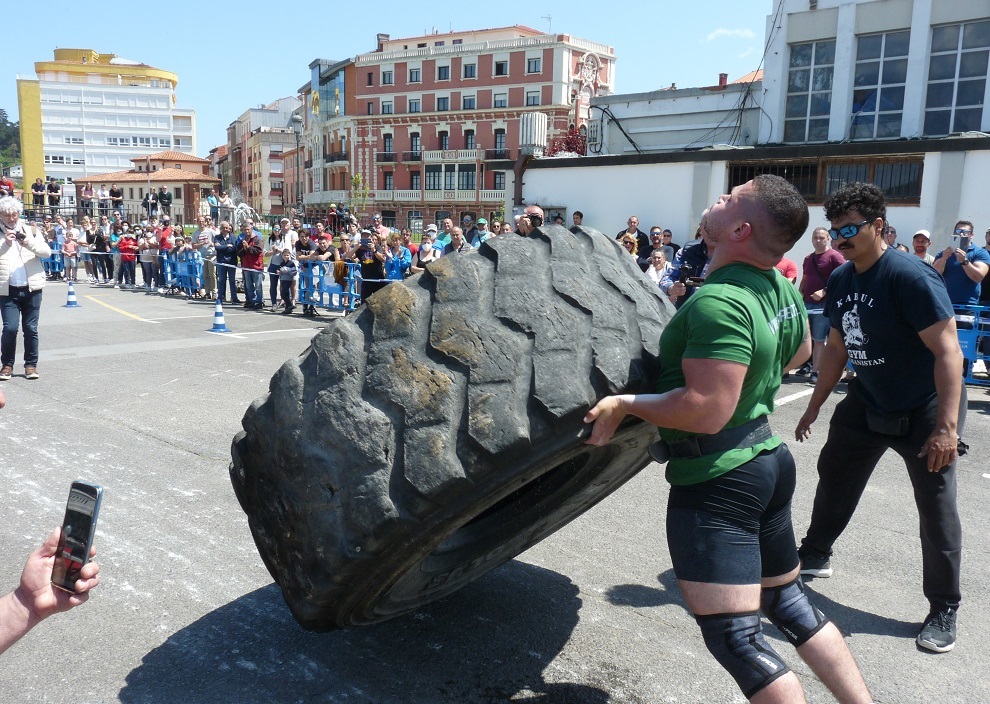 Miguel Ángel Caldentey voltea el neumático de 445 kg