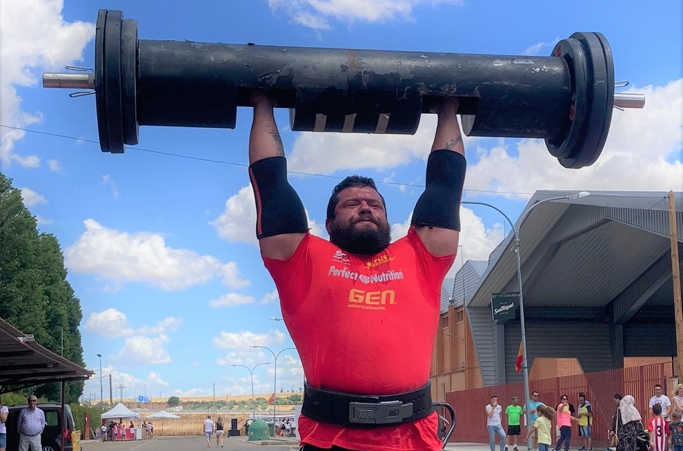 Roberto Rodríguez eleva el cilindro de 150 kg