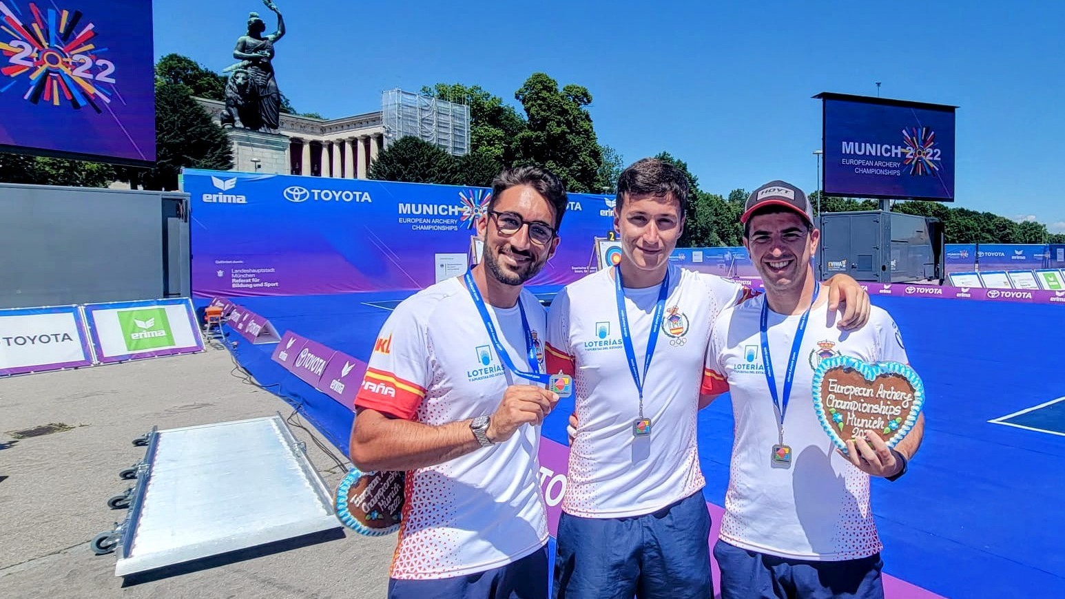 El equipo español muestra las medallas de plata logradas en el Europeo de Munich