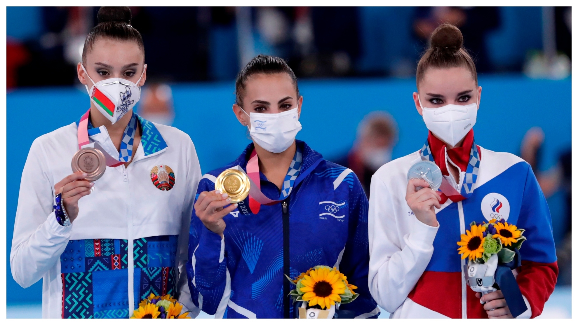 El podio indiviudal de Tokyo, Alina Harnasko (Bielorrusia), Linoy Ashram (Israel) y Dina Averina (Rusia) no competirá en los Europeos