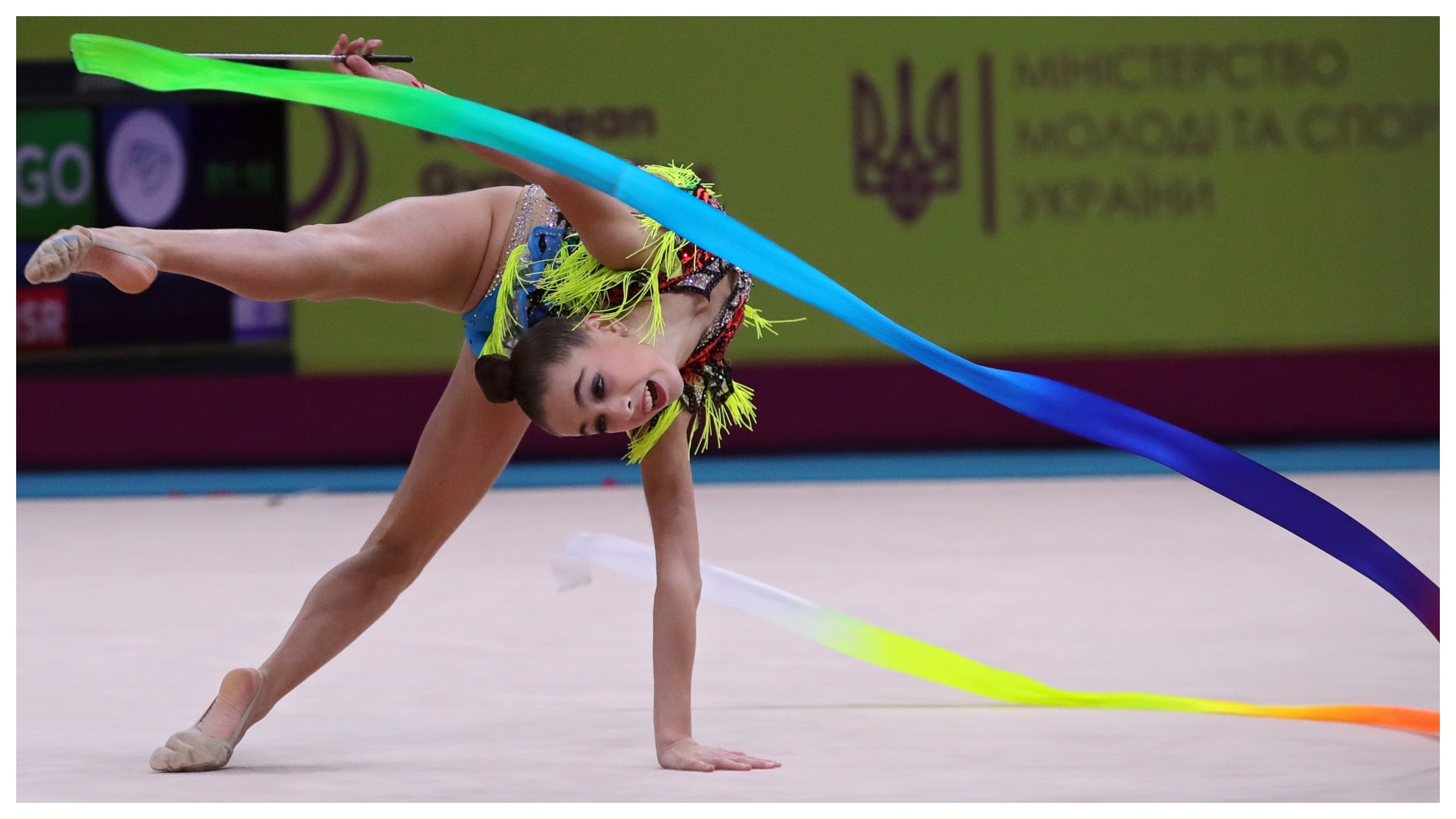 Daria Atamanov durante el ejercicio de cinta en el Europeo de 2020.