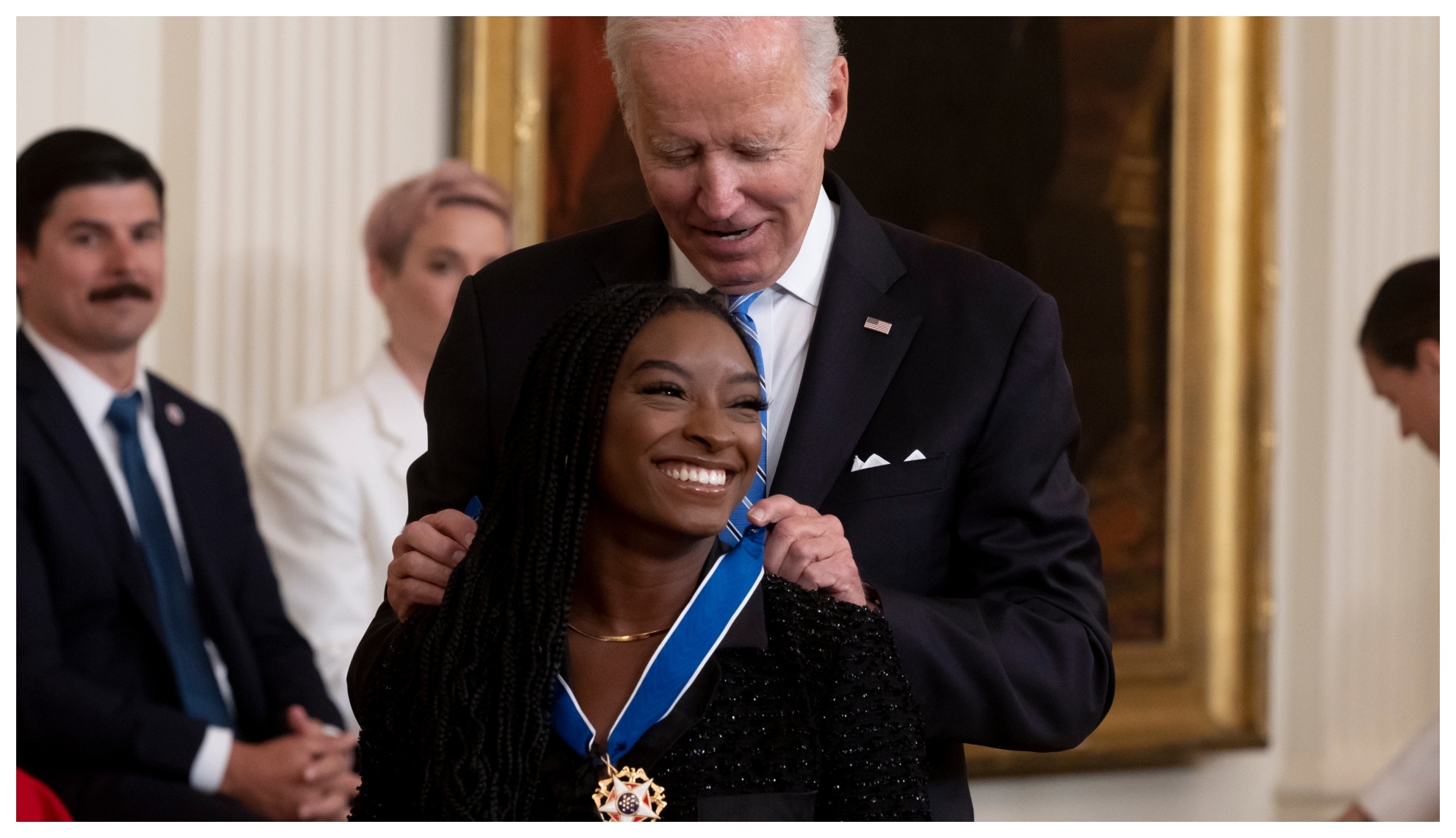 Joe Biden, presidente de EEUU, pone la Medalla de la Libertad a Biles