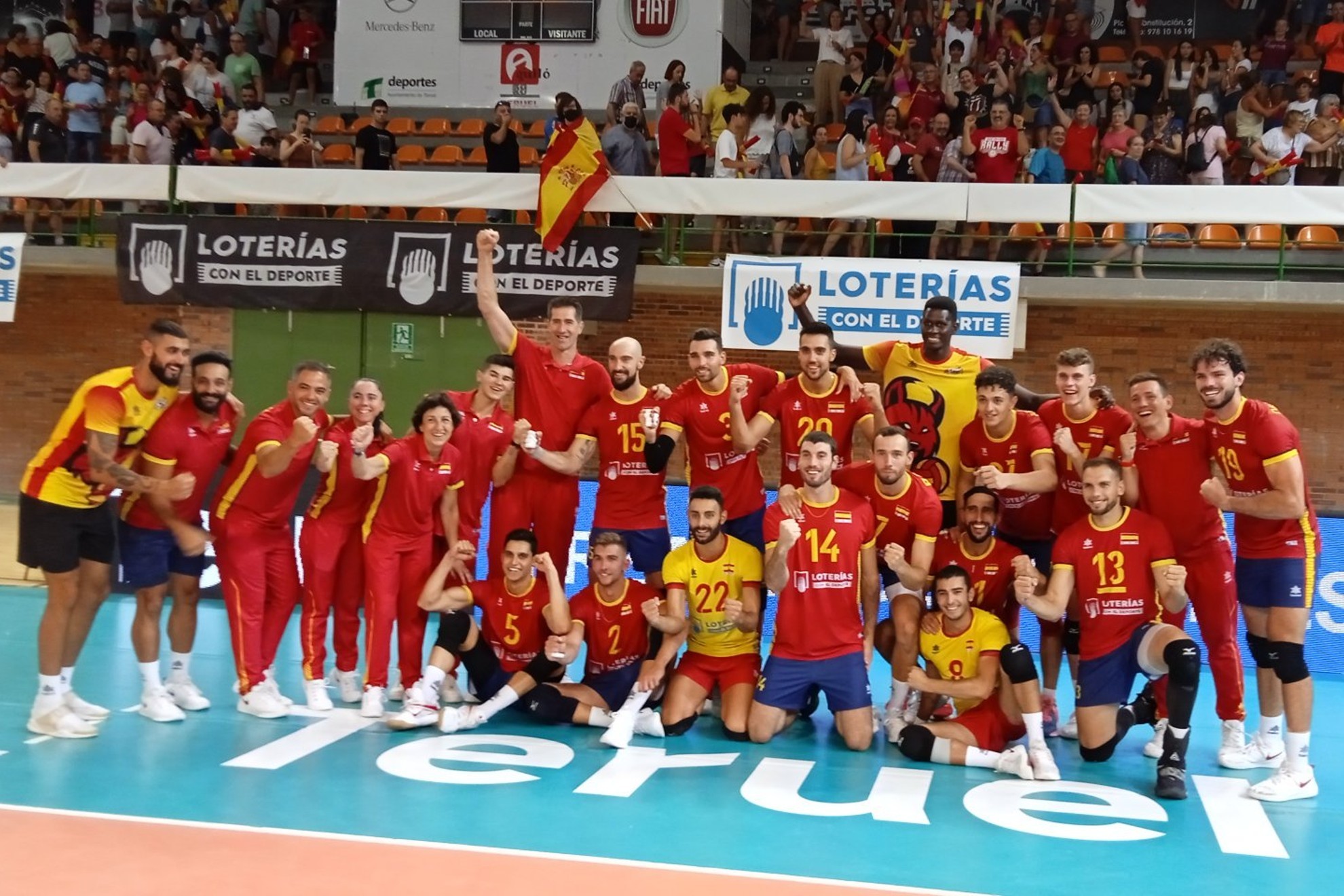 La selección española, tras el primer triunfo ante Georgia / Foto: FEVB