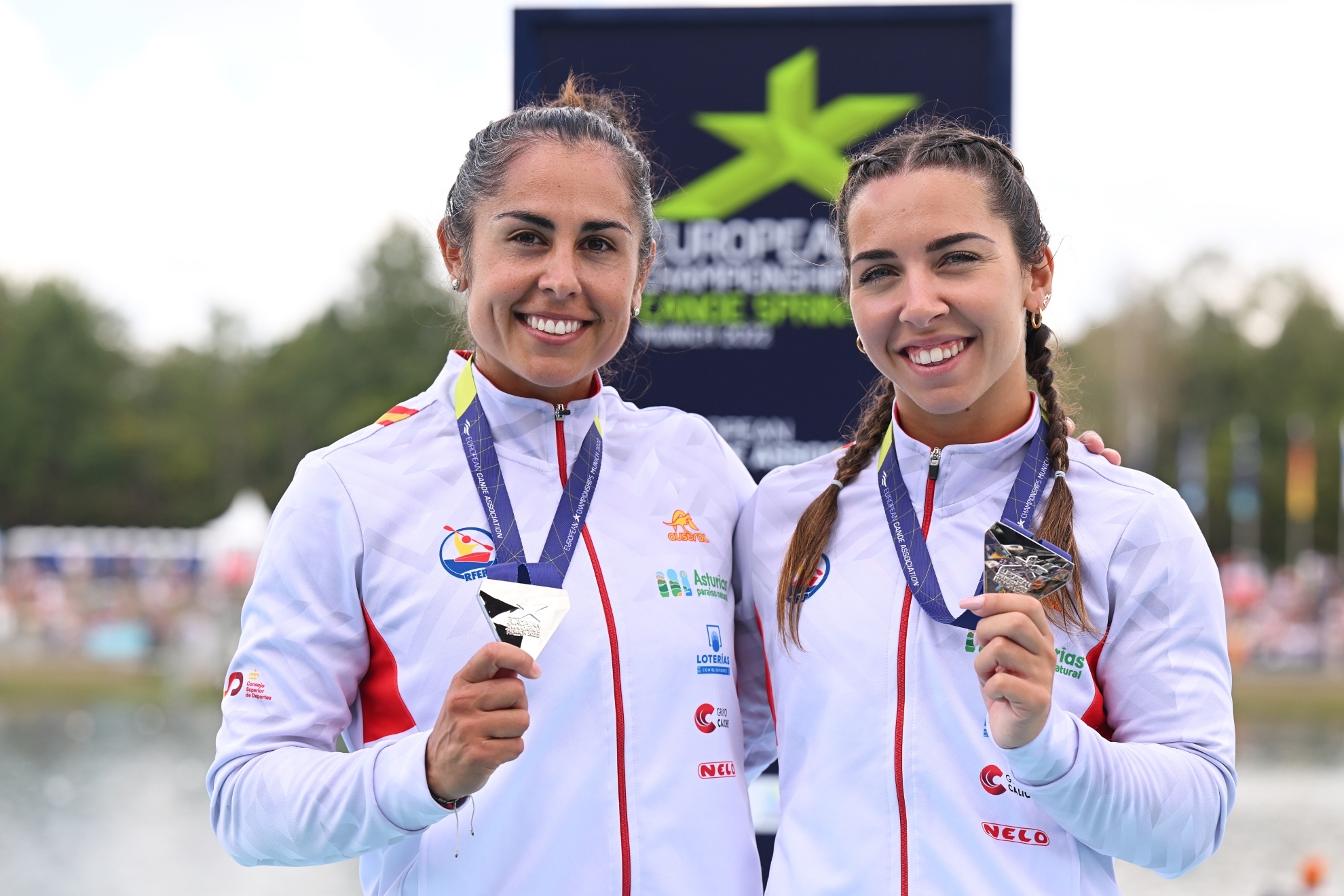 María Corbera y Antía Jácome con su plata en el C2 200. Foto: Getty Images