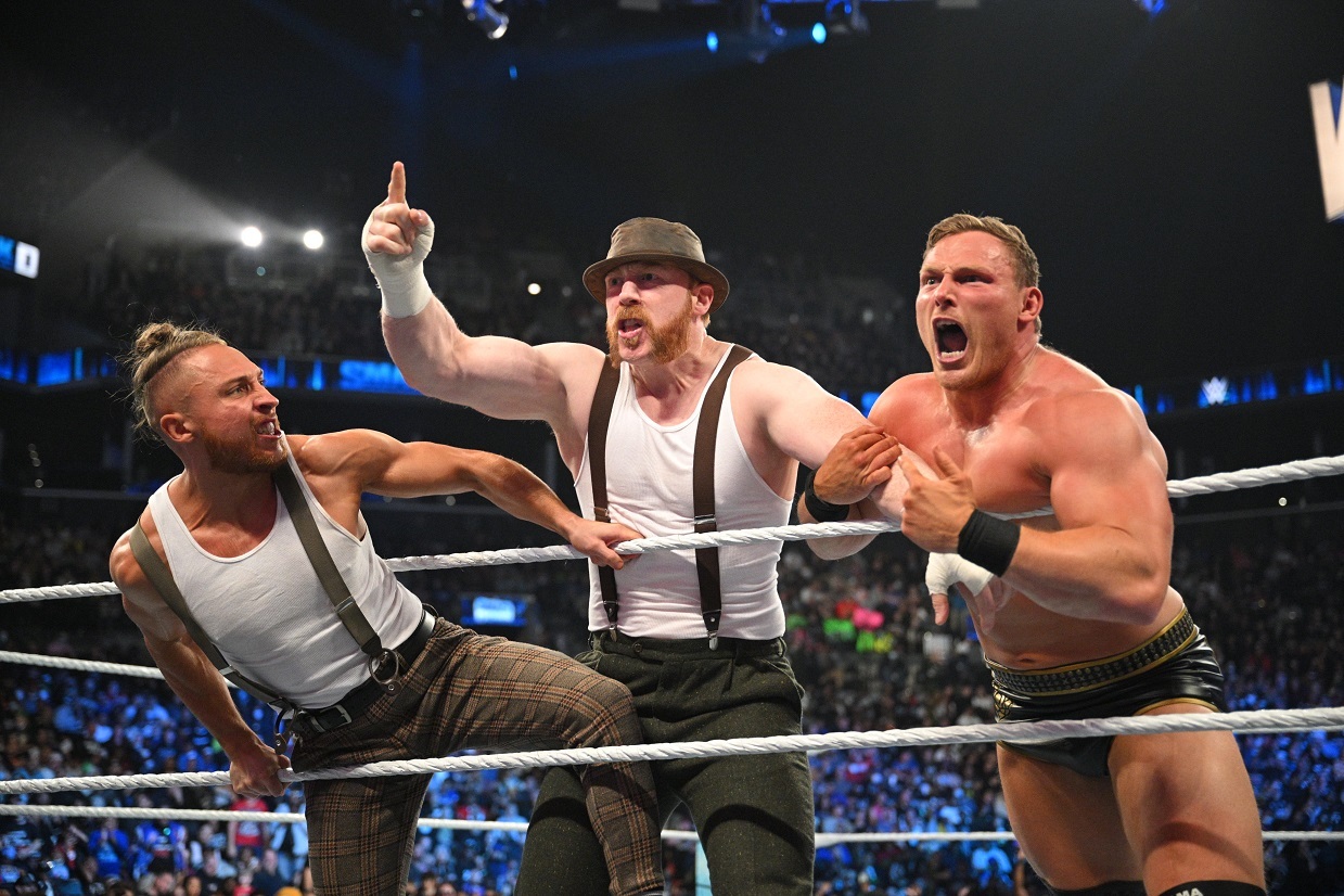 Ridge Holland (derecha) junto a Sheamus y Butch / WWE
